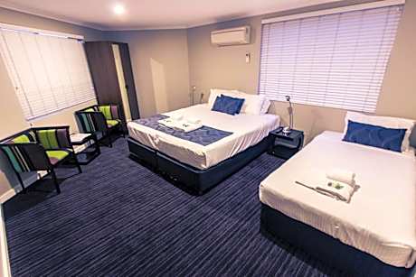 Queen & Single with Shared Bathroom