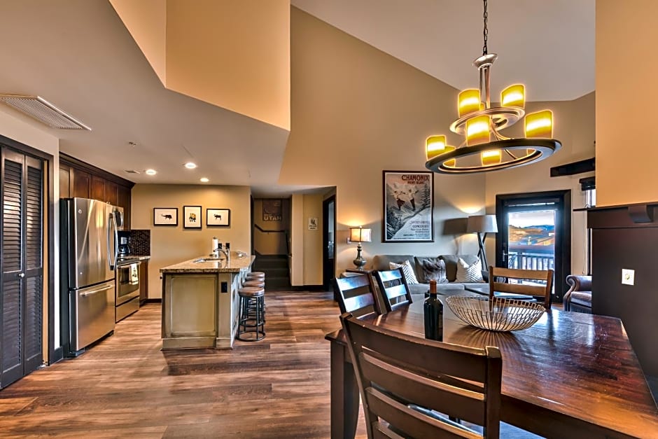 Sundial Lodge Larger Penthouse by Canyons Village Rentals