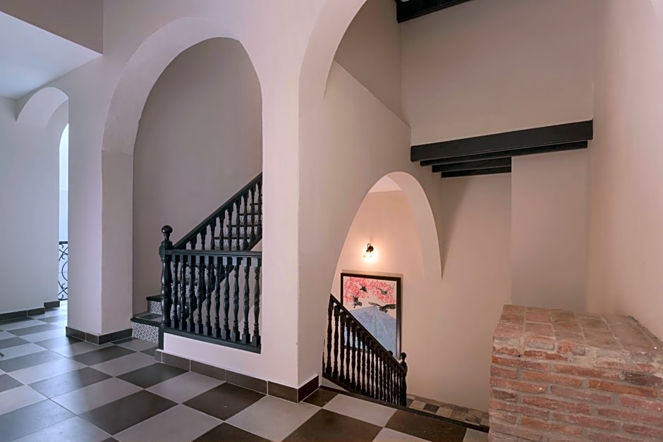 Decanter Hotel