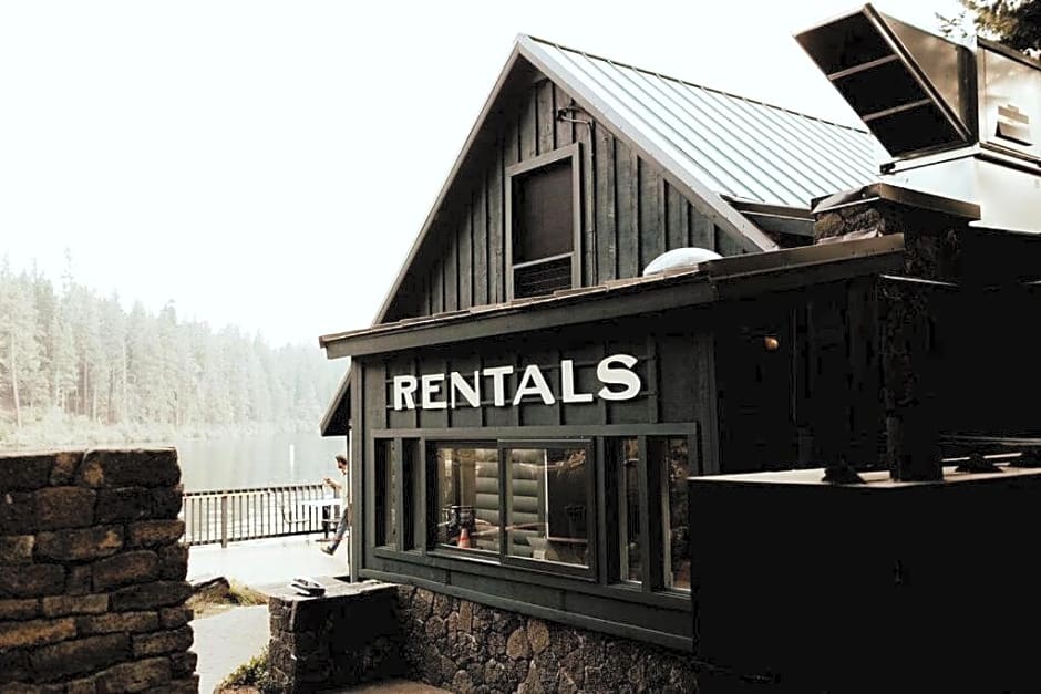 The Suttle Lodge & Boathouse