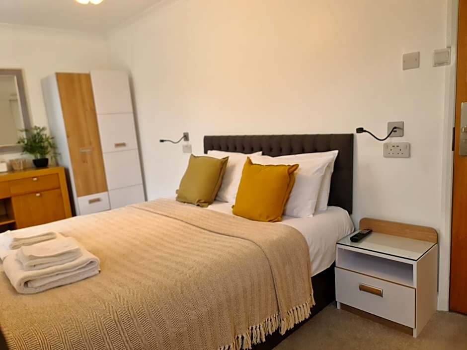 The Torland - Paignton Seafront - free parking, all rooms en-suite
