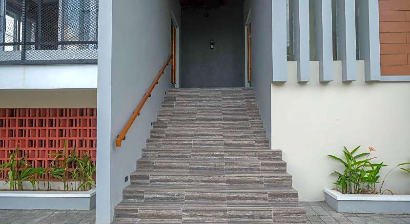 RedDoorz Plus near UMS Solo 2