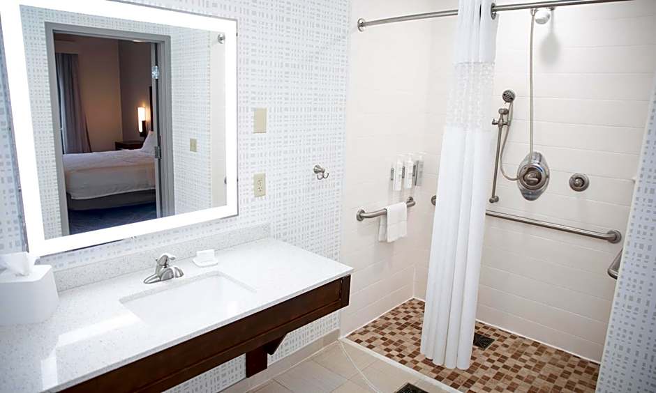 Hampton Inn & Suites Williamsport-Faxon Exit