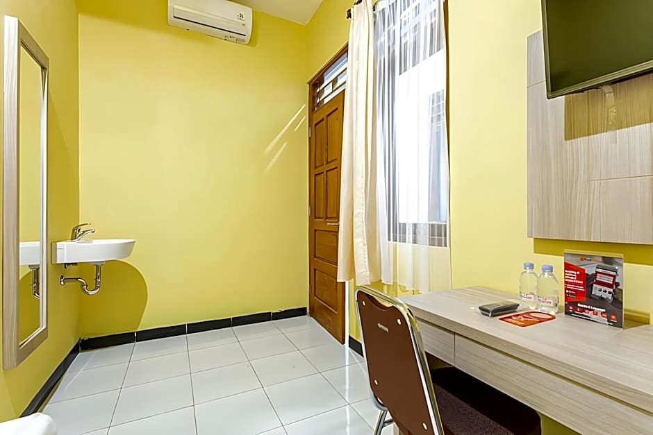 RedDoorz near Puro Mangkunegaran