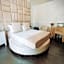 Bee Queen Hotel