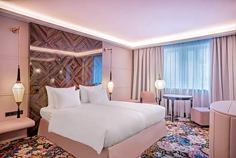 Grandiose Lamee Room