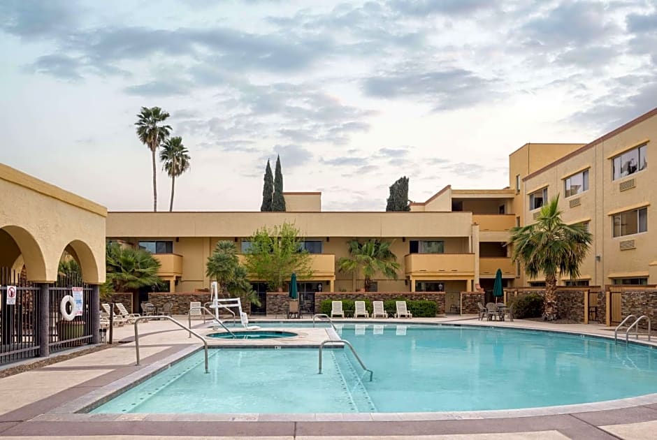 La Quinta Inn & Suites by Wyndham Tucson Reid Park