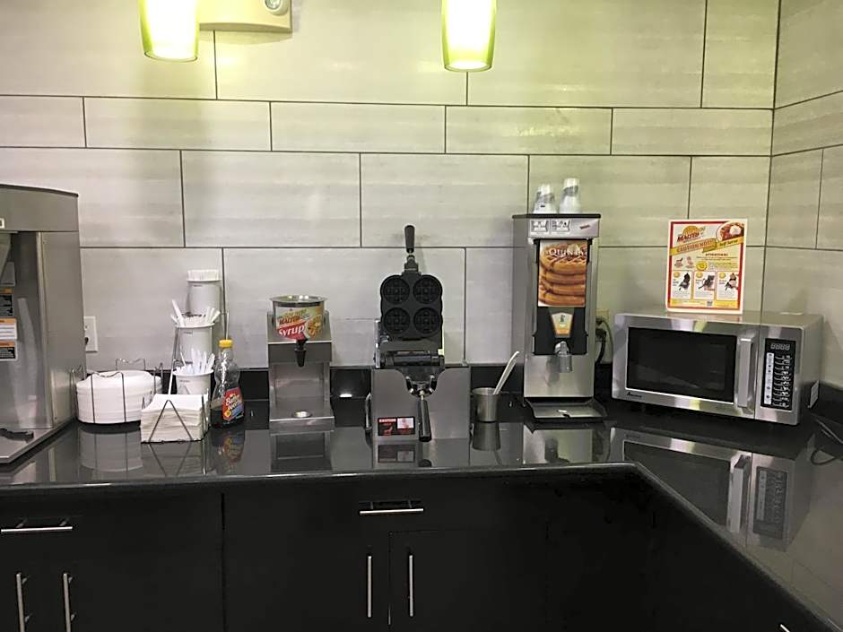 La Quinta Inn & Suites by Wyndham Louisville East