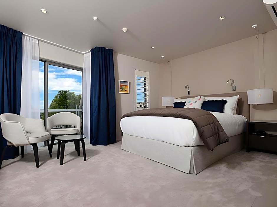 Photo 1 of 2 of Executive Suite, Jetted Tub