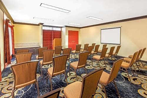 Hawthorn Suites by Wyndham Detroit Warren