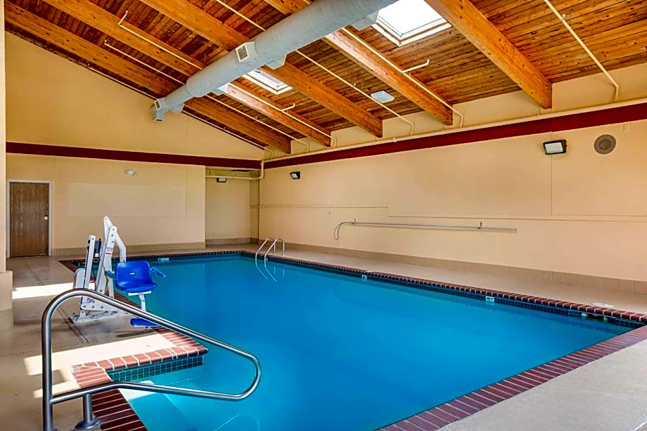 Quality Inn & Suites Lawrence - University Area