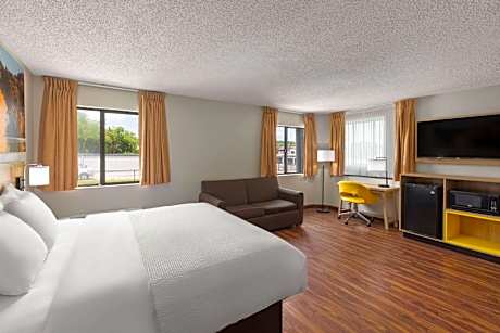 King Royal Suite with Countryside View