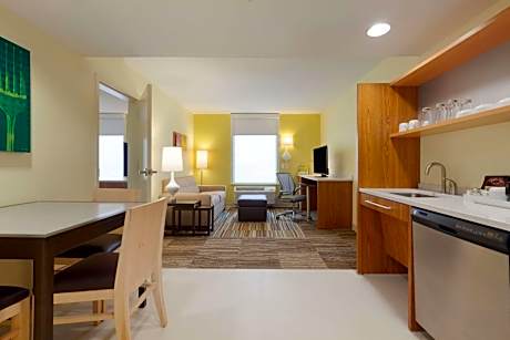 Queen Suite with Roll-In Shower - Mobility Access