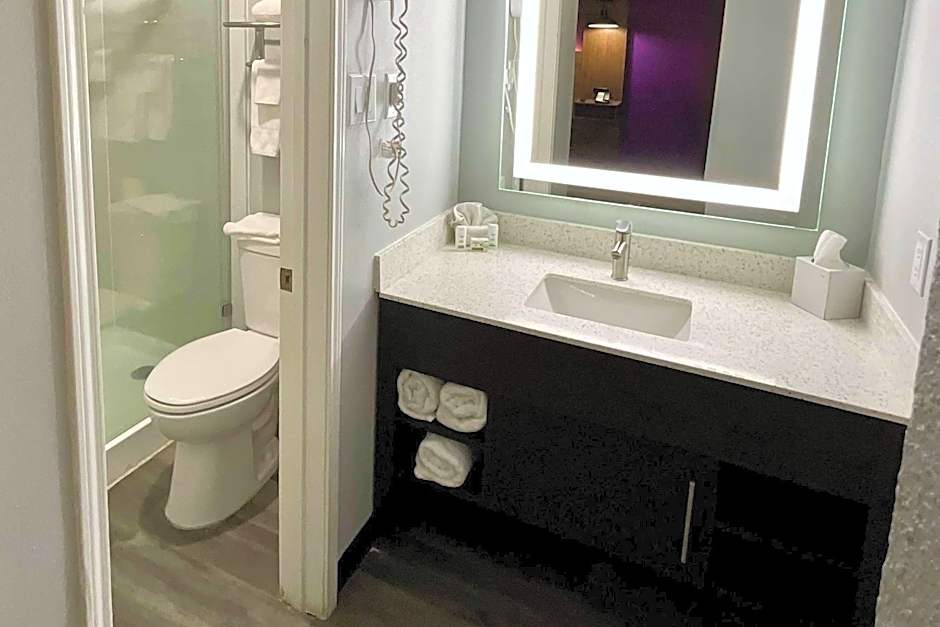 La Quinta Inn & Suites by Wyndham Mid-City