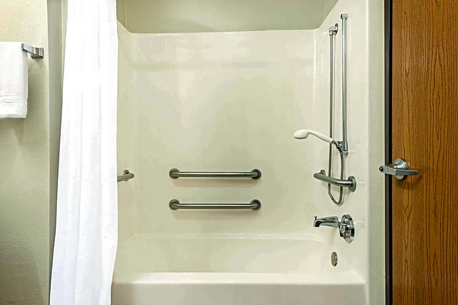 Super 8 by Wyndham Pevely