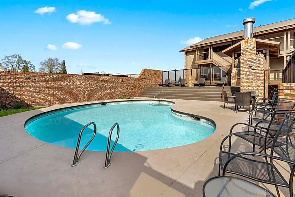 Cedar Street Hotel & Suites