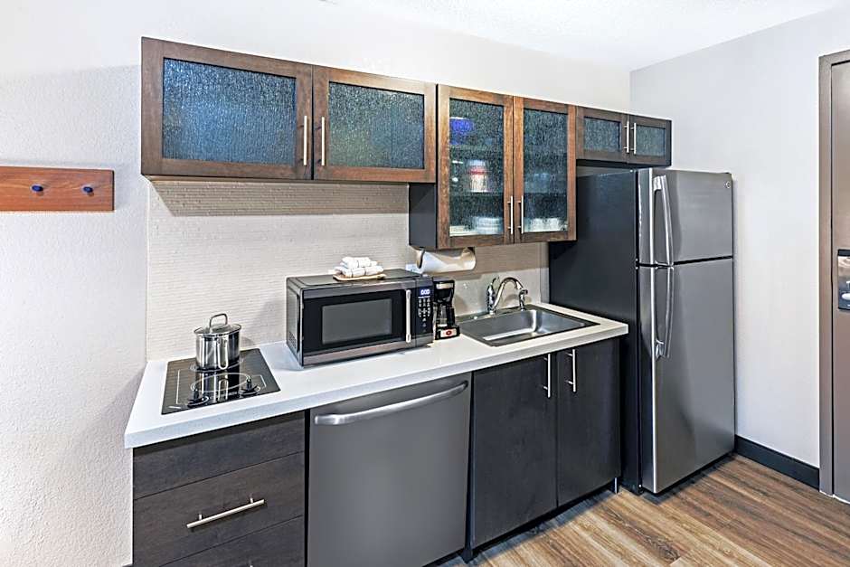 Candlewood Suites Topeka Hotel By IHG