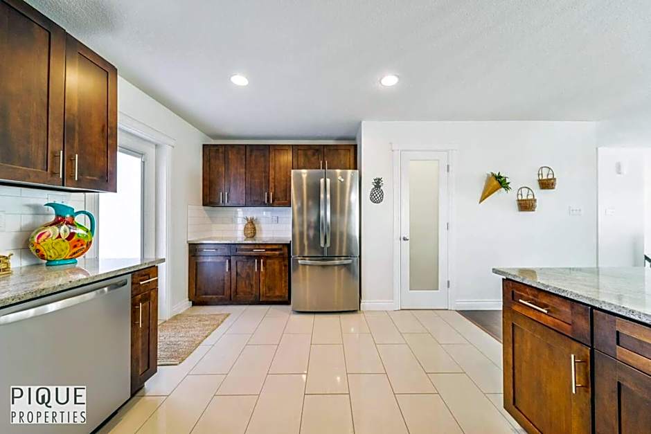 Tropical Oasis - King Beds - Free Netflix & Parking - Fast Wi-Fi