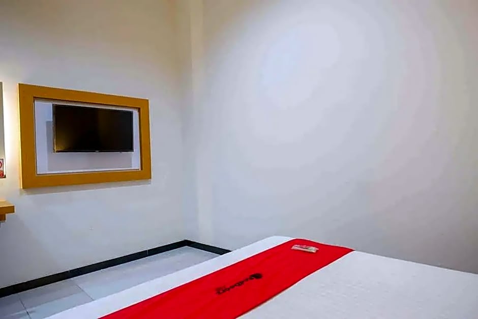 RedDoorz Syariah near Solo Paragon Mall 2