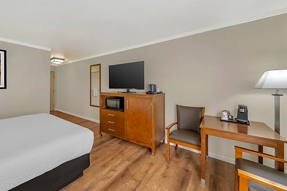 Best Western Plus Northwoods Inn