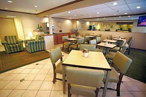 La Quinta Inn & Suites by Wyndham Milwaukee Airport / Oak Creek