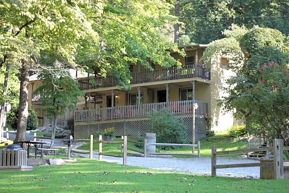 The Evening Shade River Lodge and Cabins