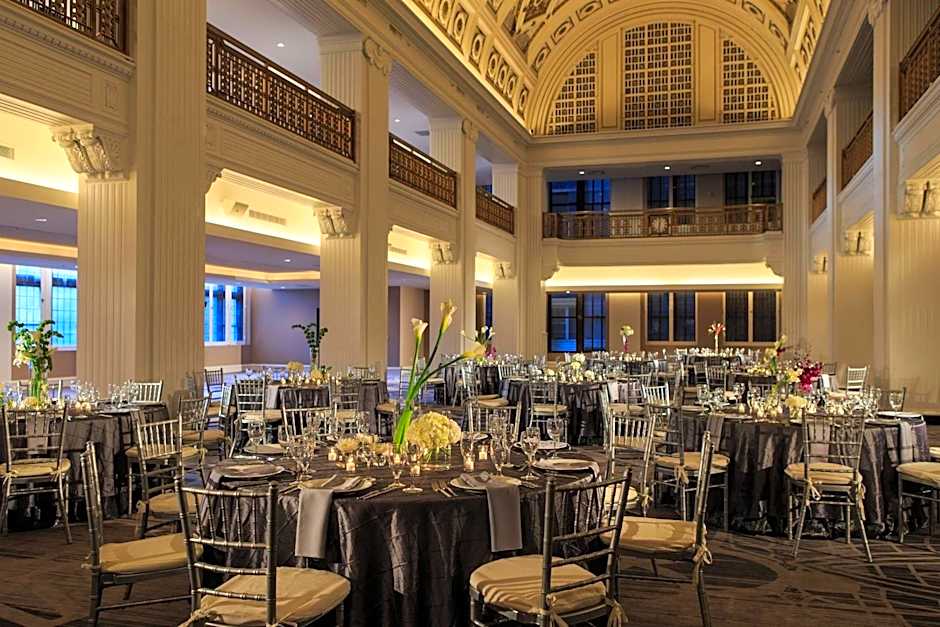 Renaissance by Marriott Cincinnati Downtown Hotel