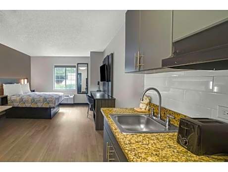 1 Queen Bed | Mobil Access Tub Nsmk Kitchen