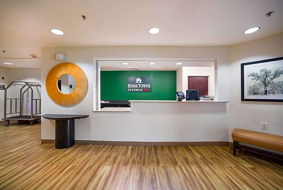 HomeTowne Studios by Red Roof St. Louis - Airport/ N Lindbergh