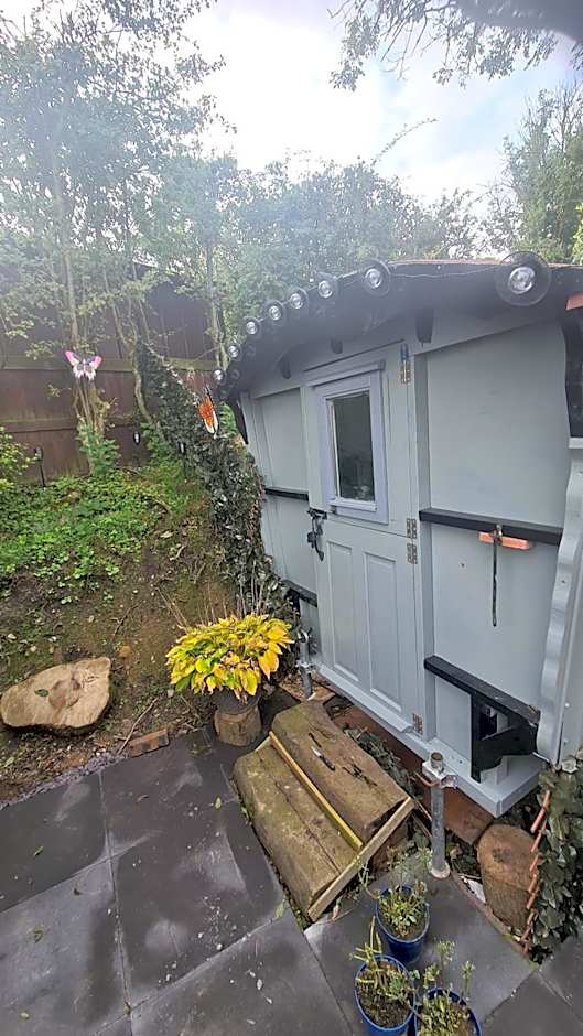 Blue bells Small but quirky & Cozy Shepherd's Hut
