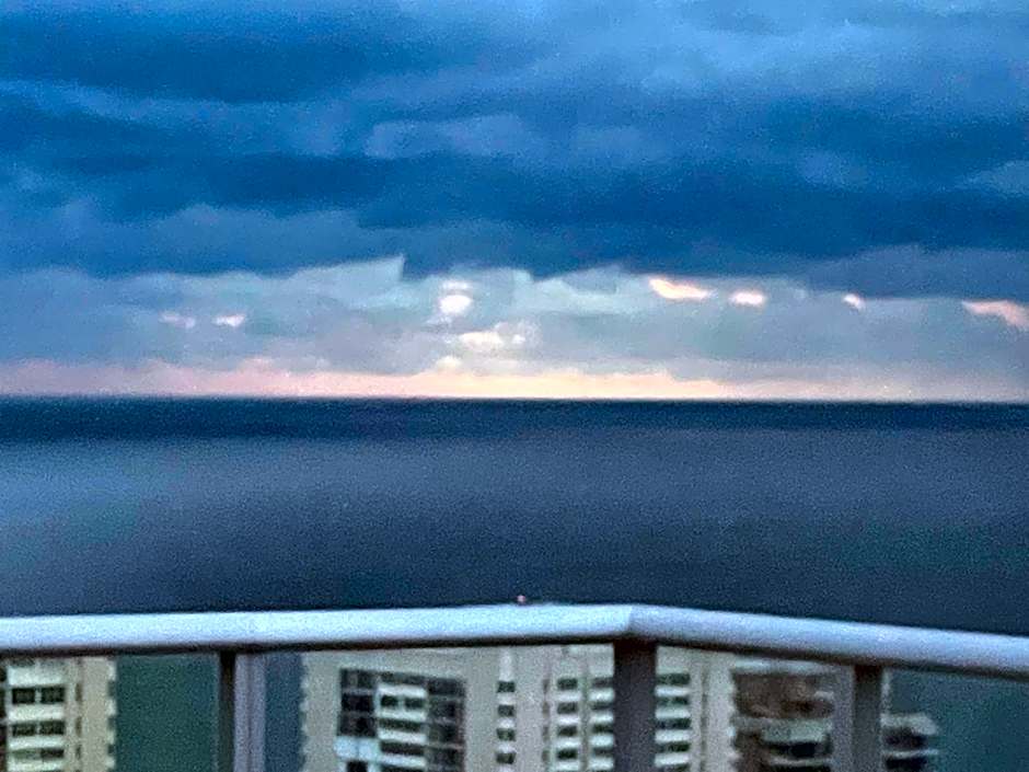 Stunning Penthouse Suite Waterfront 2BD 2BA