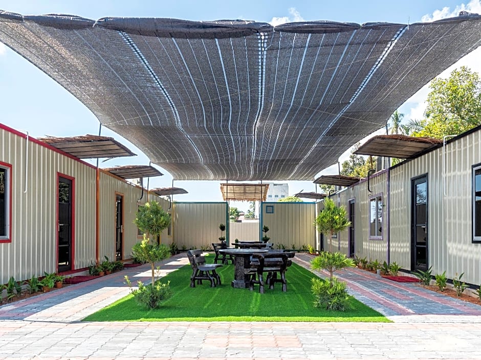 OYO 44099 Tt Dorf Hotel