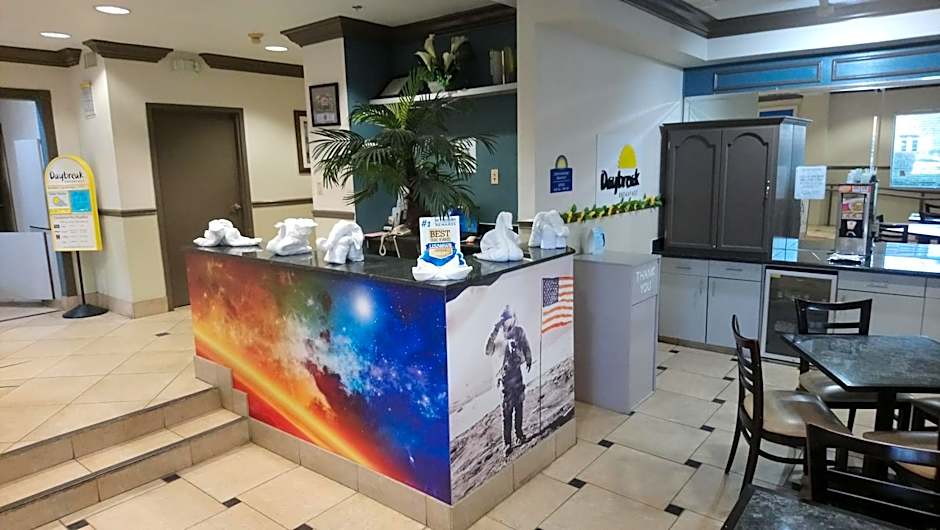 Days Inn & Suites by Wyndham Webster NASA-ClearLake-Houston