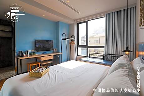 Deluxe Double Room with Bathtub and City View