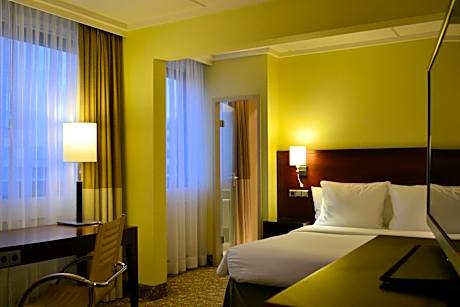 Smaller Guest room, 1 Queen, Corner room