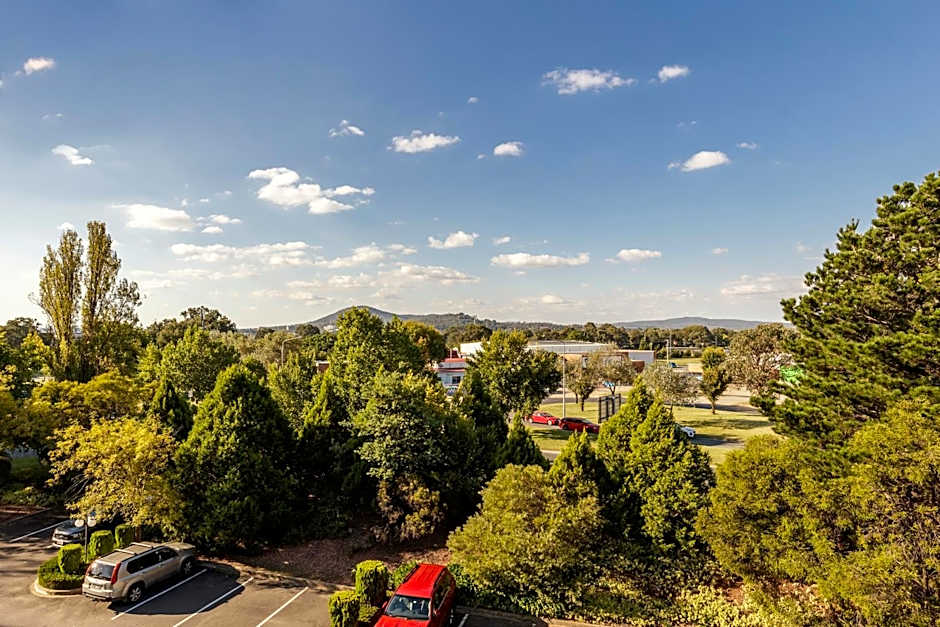 Ramada by Wyndham Diplomat Canberra