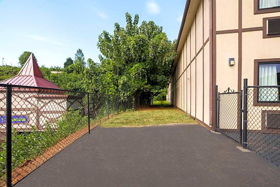 Super 8 by Wyndham Helen