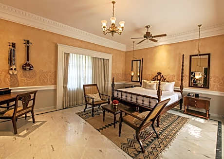 Queen Room with 15% discount on Food and Beverage (Excluding in room dining)