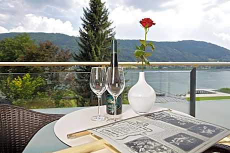 One-Bedroom Apartment with Lake View