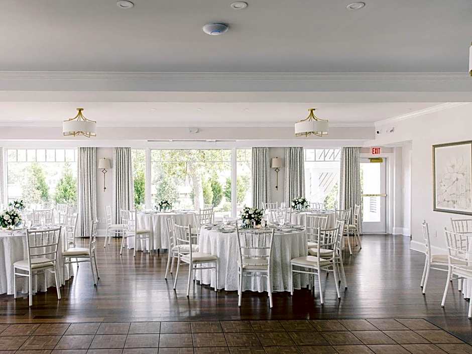 The Oaks Waterfront Hotel