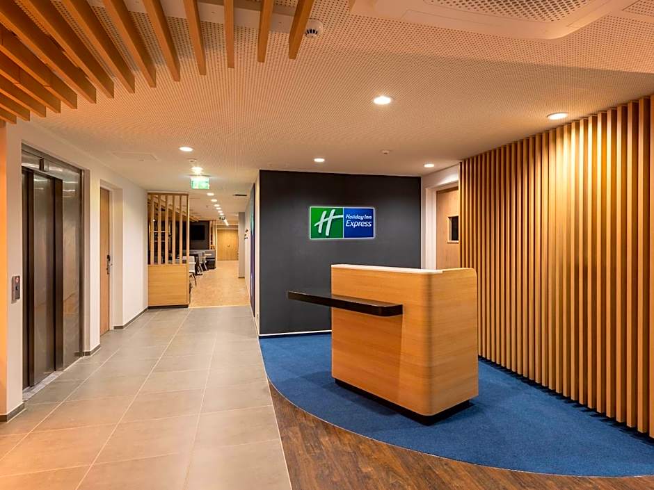 Holiday Inn Express - Hamburg South A7-AS42 By IHG