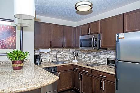 1 King 1 Bedroom Suite Mobility Accessible Tub