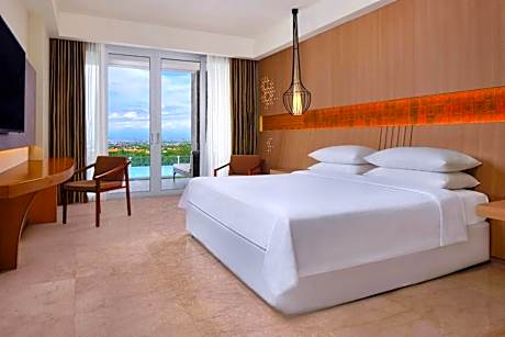 Larger Guest room, 1 King, Pool access