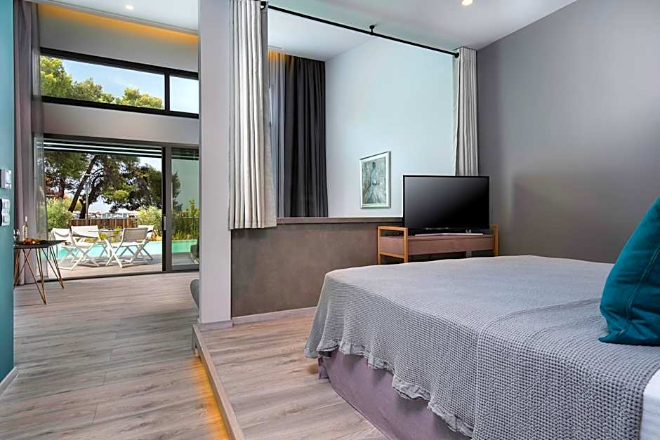 Lagomandra Luxury Suites with Private Pools