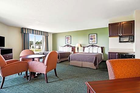 Junior Queen Suite with Two Queen Beds and Sofa Bed - Non-Smoking