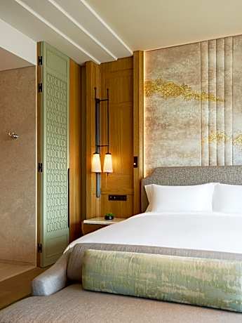 Deluxe Corner 1 King, Park View