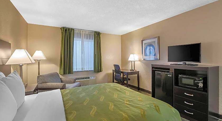 Quality Inn & Suites Des Moines - Merle Hay Road