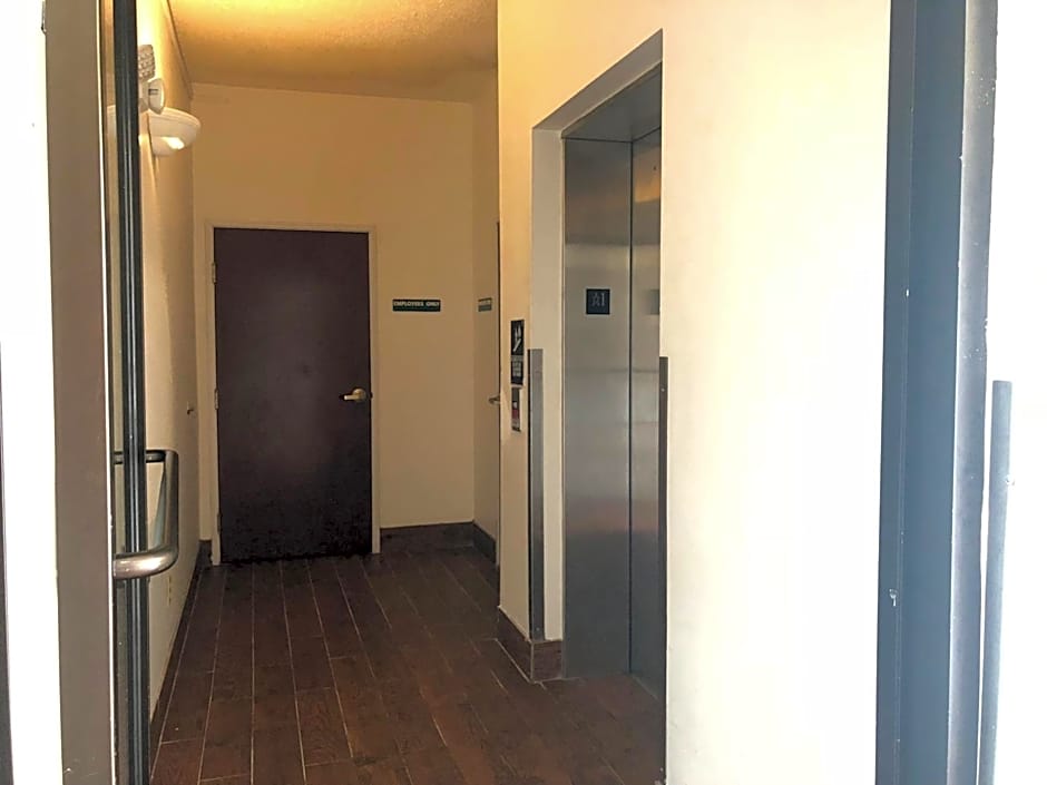 Howard Johnson by Wyndham Airport