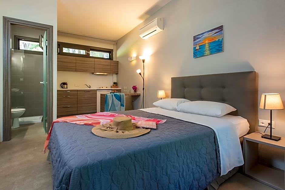 Sani More & Sani Woods