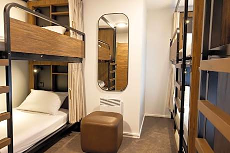 Bed in 6-Bed Dormitory Room - Lake View